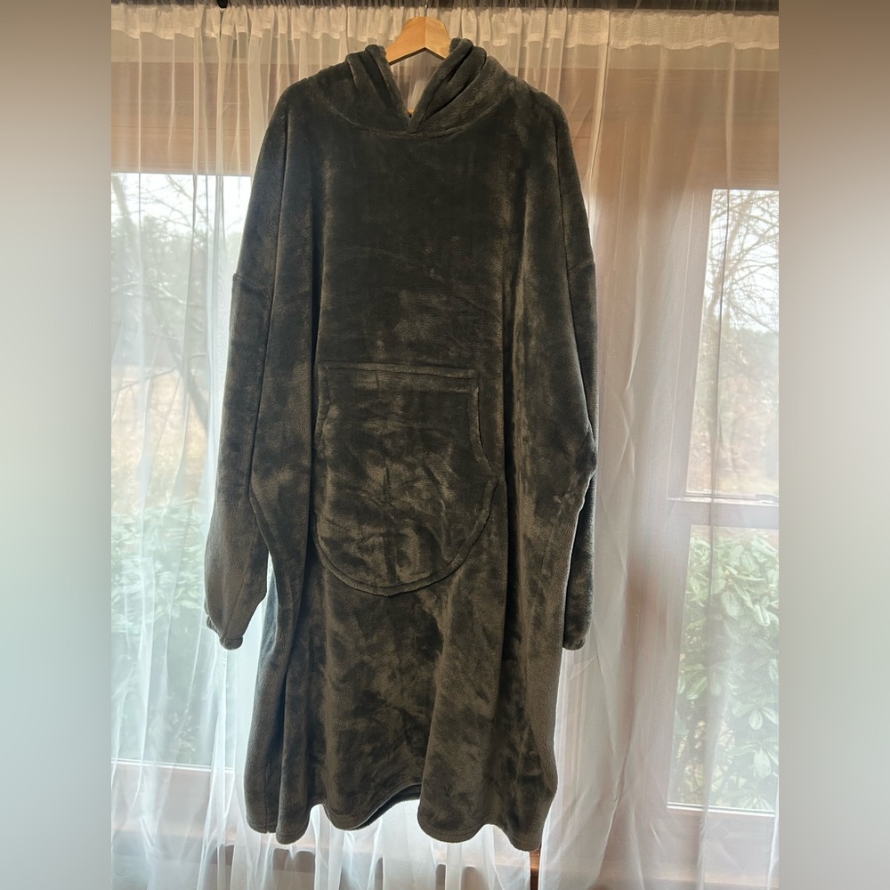 NWOT Unisex Cozy Oversized Hooded Wearable Blanket